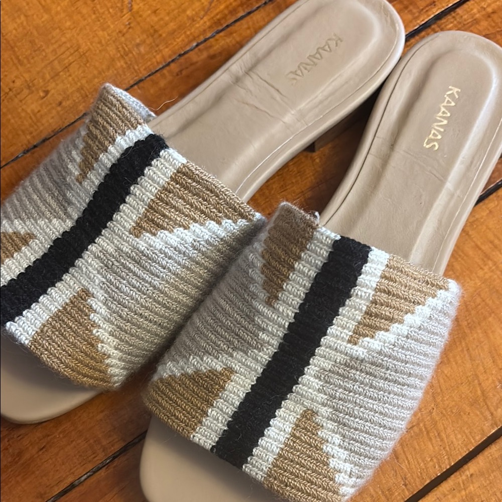 Kaanas Women's Tan and Black Slide Sandals